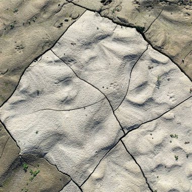 Çatlak yeryüzü arka planı. Toprak yüzeyinde çatlaklar var. Çamur çatlakları.