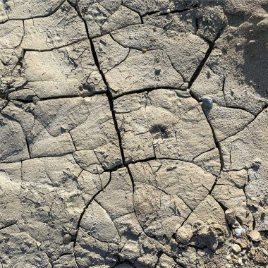 Çatlak yeryüzü arka planı. Toprak yüzeyinde çatlaklar var. Çamur çatlakları.
