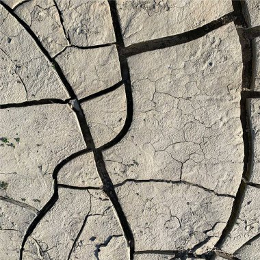 Çatlak yeryüzü arka planı. Toprak yüzeyinde çatlaklar var. Çamur çatlakları.