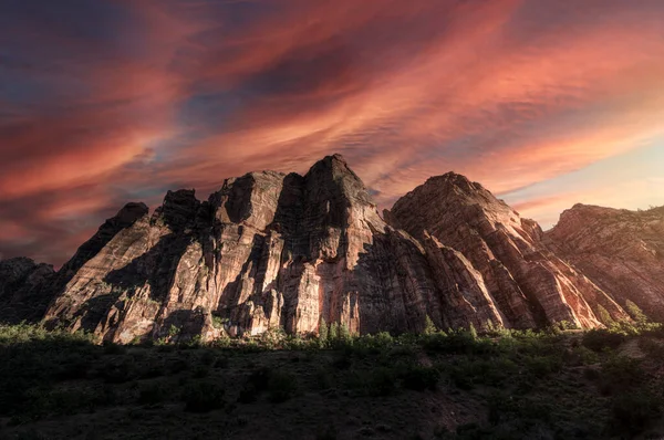 Setting Sunlight Shines Mountain Range Jagged Rocks Zion National Park — Stock Photo, Image