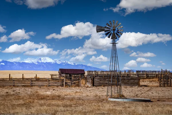 Ancienne Ferme Avec Moulin Vent Pendant Journée Avec Des Nuages — Photo