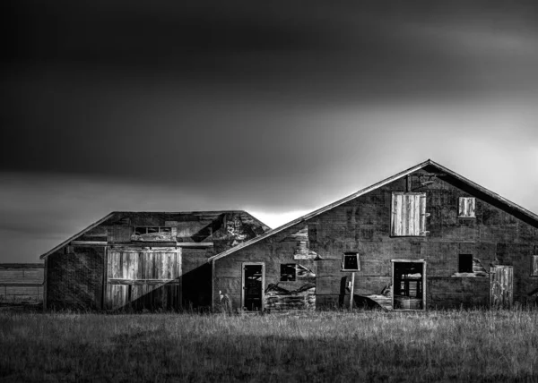 Black White Scene Old Spooky Barn Sky Dark Ominous Doors — Stock Photo, Image