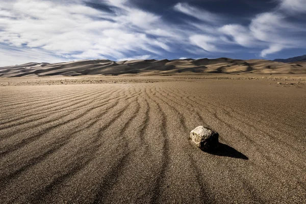 Rock Sand Sand Dunes Distance Wispy Clouds Visible Sky Landscape — Stock Photo, Image