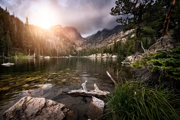 Lac Montagne Coucher Soleil Avec Rochers Granit Arbres Long Rivage Images De Stock Libres De Droits