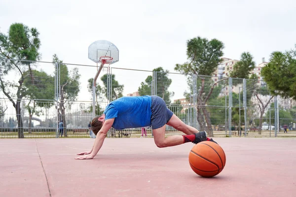 Oldalnézet Egy Sportos Fiatal Férfi Fekvőtámaszt Csinál Kosárlabda Edzés Szabadtéri — Stock Fotó
