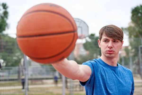 Guapo Deportista Pie Fondo Cancha Baloncesto Con Baloncesto Mano — Foto de Stock