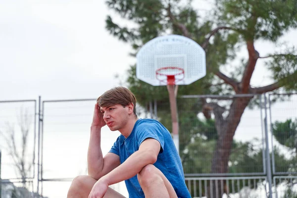 Jugador Baloncesto Sentado Pelota Cancha — Foto de Stock