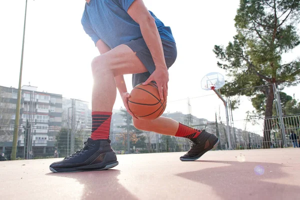 Junger Mann Streetbasketball Spieler Dribbelt Mit Dem Ball Auf Dem — Stockfoto