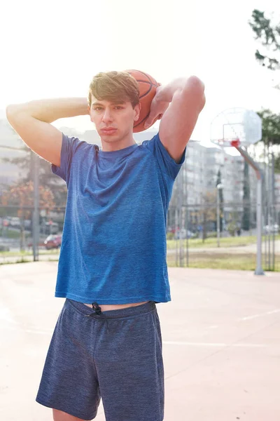 Портрет Молодого Человека Баскетбольной Площадке Держащего Баскетбольный Мяч Головой — стоковое фото