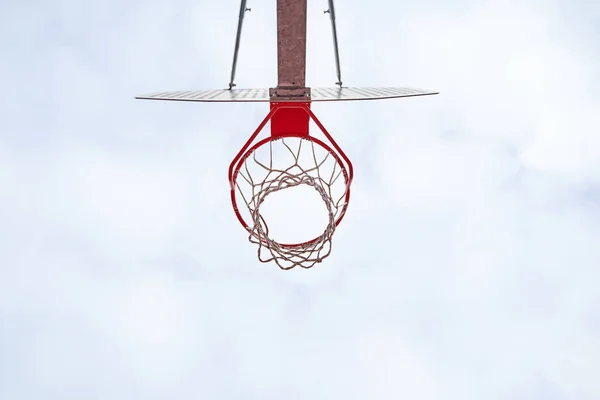 Přímo Pod Pohledem Basketbalového Koše Proti Modré Obloze — Stock fotografie