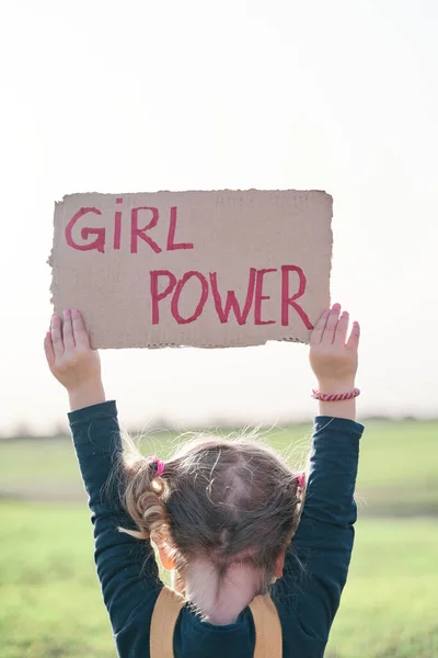 Egy Lány Kezében Egy Újrahasznosított Karton Feliratos Lány Erejével Feminizmus — Stock Fotó