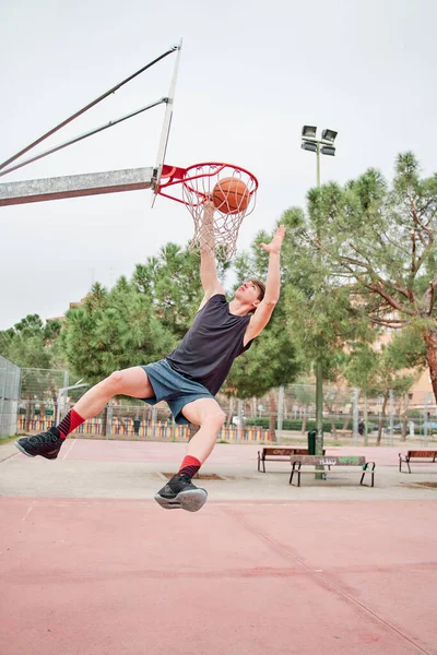 Primer Plano Jugador Callejero Baloncesto Joven Haciendo Slam Dunk — Foto de Stock