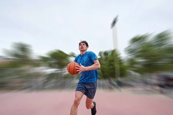 Joven Caucásico Hombre Baloncesto Jugador Corriendo Intentar Dunk Aire Libre — Foto de Stock