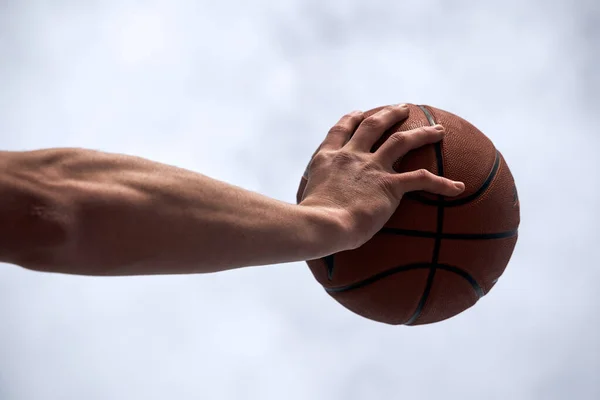 basket topu tutan adam