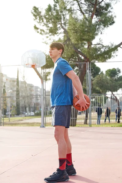 Retrato Joven Una Cancha Baloncesto Sosteniendo Una Pelota Baloncesto Imagen — Foto de Stock