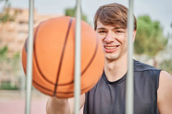Retrato Joven Atleta Sonriente Con Una Pelota Baloncesto — Foto de Stock