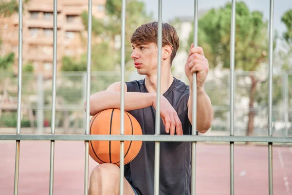 Jugador Baloncesto Ropa Deportiva Apoyado Cerca Cancha — Foto de Stock