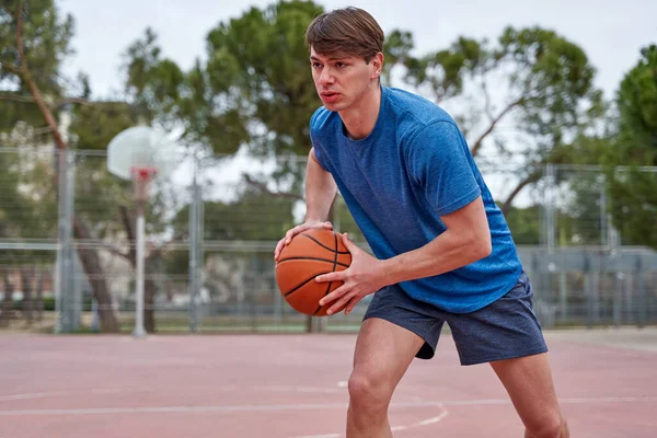 Joven Atleta Entrena Aire Libre Hombre Caucásico Jugando Baloncesto Una — Foto de Stock