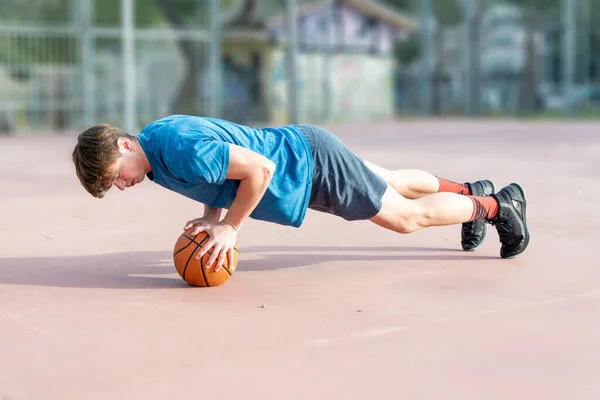 Vista Lateral Atlético Joven Haciendo Flexiones Con Entrenamiento Baloncesto Aire — Foto de Stock