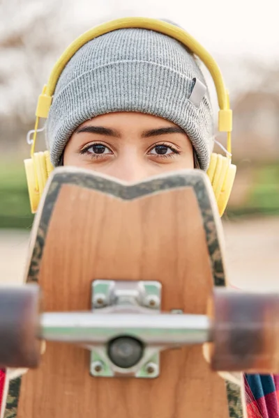 Portrait Young Hispanic Sportswoman Cap Headphones Looks Camera Covers Her — Stock Photo, Image