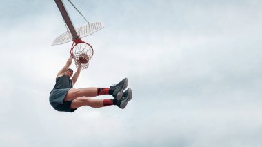 Slam dunk yapma genç sokak basketbolcu