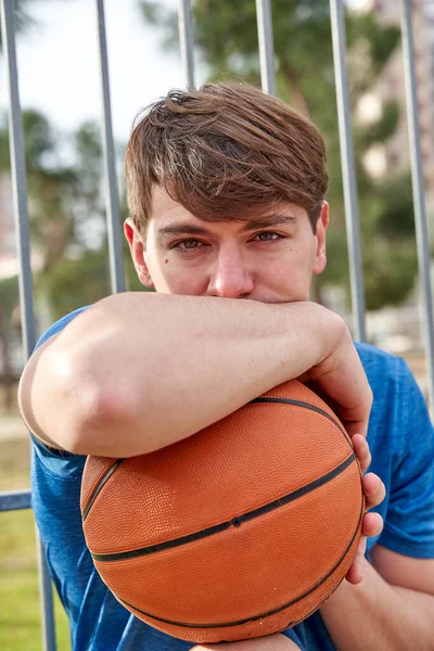 Retrato Hombre Mirando Cámara Con Una Pelota Baloncesto Mano — Foto de Stock