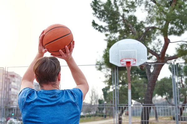 Fiatal Játékos Dobta Kosárba Felismerhetetlen Fehér Férfi Háttal Kosárlabdapályán — Stock Fotó