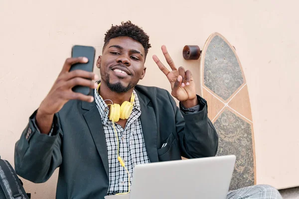 Joven Hombre Negocios Sentado Afuera Tomando Una Selfie Con Teléfono — Foto de Stock