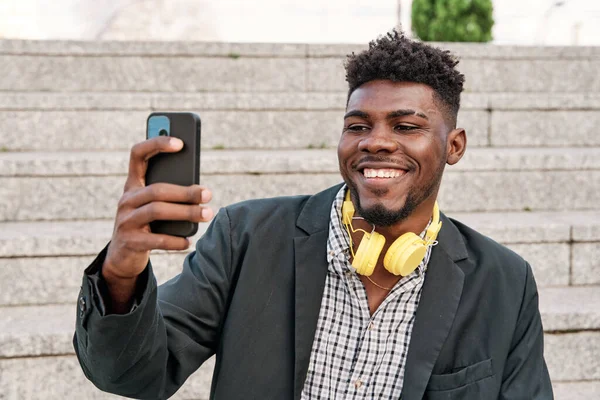 Joven Hombre Afroamericano Usar Teléfono Inteligente Tener Videollamada Tomar Selfie — Foto de Stock