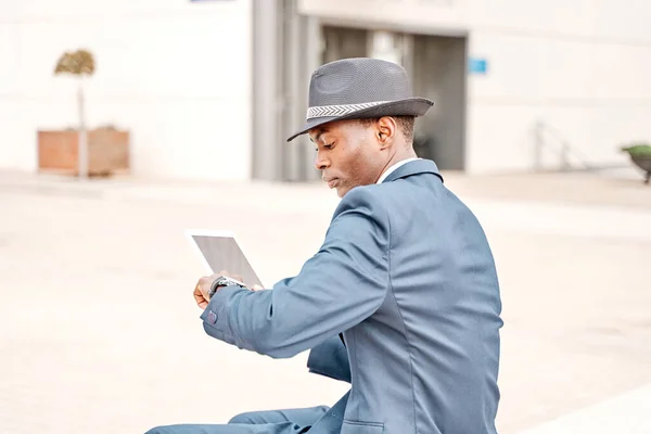 Caballero Usando Tableta Mira Reloj Pulsera Ciudad Joven Hombre Negocios — Foto de Stock