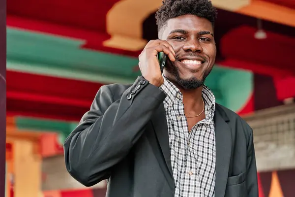 Retrato Hombre Afroamericano Feliz Hablando Teléfono Inteligente Con Fondo Colorido — Foto de Stock