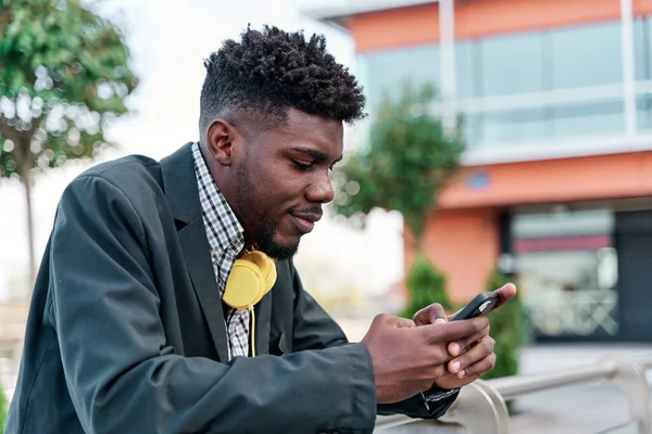 Retrato Aire Libre Joven Afroamericano Negro Hablando Teléfono Móvil Escribiendo — Foto de Stock