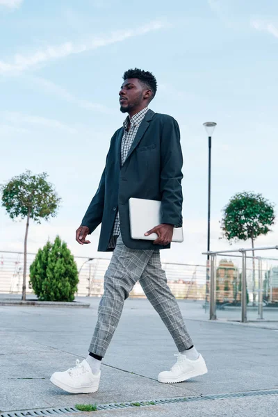 Longitud Completa Atractivo Afroamericano Joven Hombre Negocios Caminando Sosteniendo Portátil — Foto de Stock