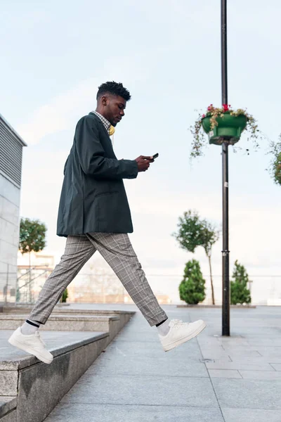 African American Man Smartphone Walking Looking Going Fall — Foto de Stock