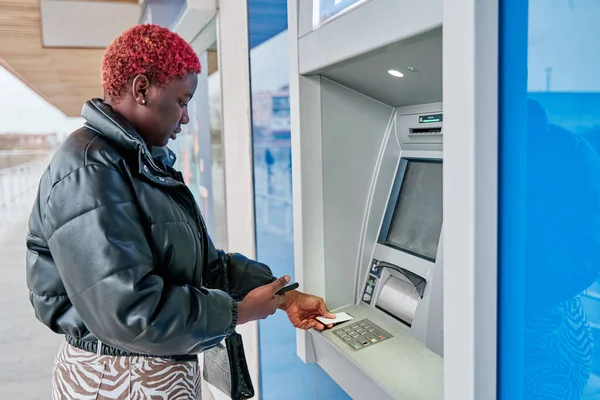 Afroamerikansk Kvinna Som Använder Bankomat — Stockfoto