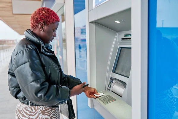 Atm Kullanan Afro Amerikalı Bir Kadın — Stok fotoğraf