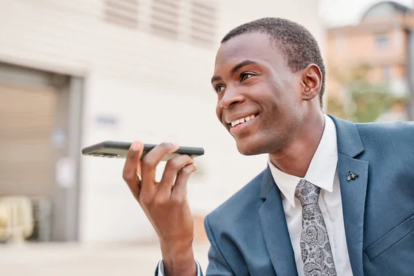 Joven Empresario Afroamericano Que Envía Mensaje Voz Con Teléfono Inteligente — Foto de Stock