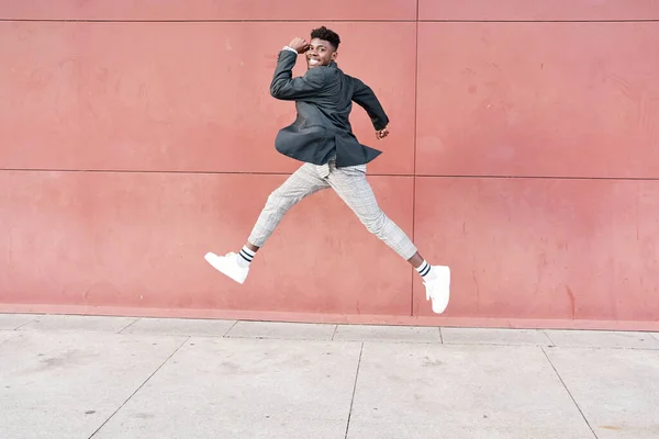 Retrato Completo Alegre Hombre Afroamericano Saltando Aislado Sobre Fondo Rojo Fotos De Stock