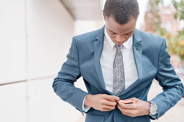 Young African American Businessman Fastening Jacket Urban Area — Foto de Stock