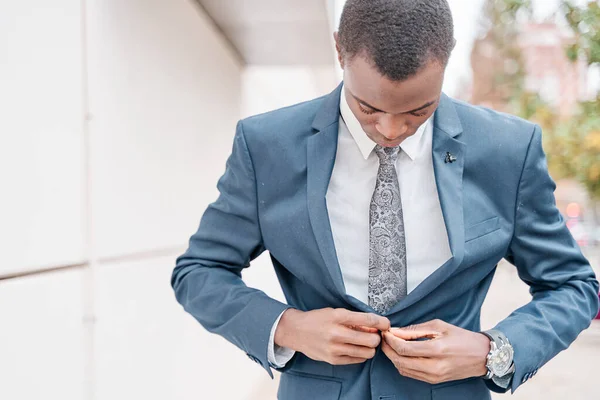Genç Afro-Amerikan İş Adamı Kentsel Bölgede Fastening Jacket