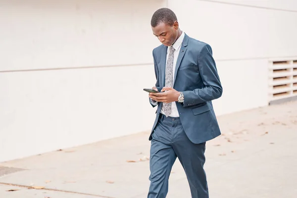 Hombre Negocios Afroamericano Caminando Con Teléfono Inteligente Mano — Foto de Stock