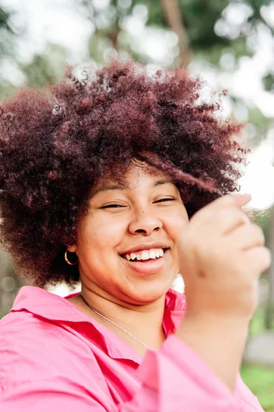 Joven Chica Moderna Sostiene Mechón Pelo Rizado Mano Mujer Afroamericana —  Fotos de Stock