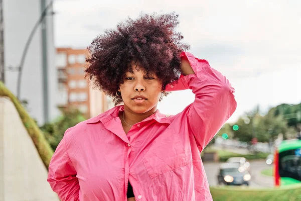 Retrato Una Joven Con Pelo Rizado Sobre Fondo Ciudad Fotos De Stock Sin Royalties Gratis