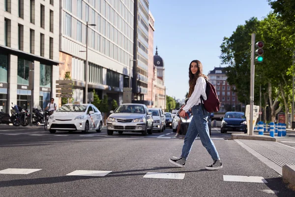 Turista Femenina Cruzando Paso Peatonal Madrid Joven Mujer Caucásica Atardecer — Foto de Stock