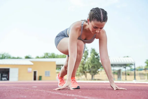 Női Sprinter Készül Kezdete Egy Edzés Futás Egy Atlétikai Pályán — Stock Fotó
