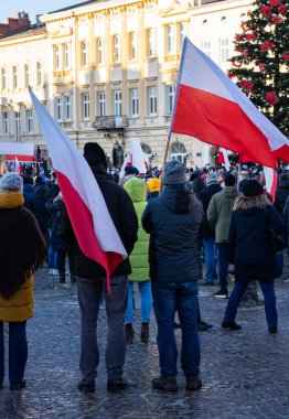 Aktivistler hijyenik ayrımcılığı ve koronavirüsü protesto ediyorlar.