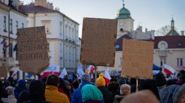 Polonya 15.01.2022 Aktivistleri hijyenik ayrımcılığı ve koronavirüsü protesto etti
