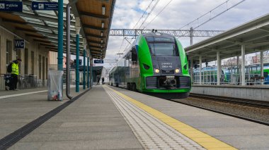 Platformda gündüz vakti tren