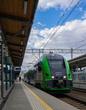 Platformda gündüz vakti tren