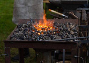 Demircilik için kızgın kömür